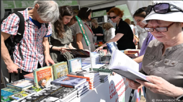 مهرجان الساحة الحمراء للكتاب مبيعات الروايات تتخطى 24 ألف نسخة مهرجان الساحة الحمراء للكتاب مبيعات الروايات تتخطى 24 ألف نسخة
