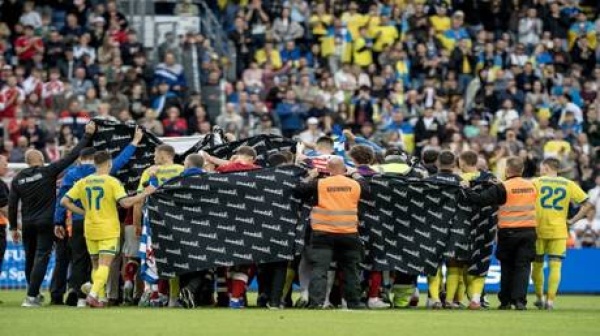 5 سنوات بعد معجزة اليورو إريكسن ينهار خلال مباراة منتخب بلاده أمام أوكرانيا فيديو