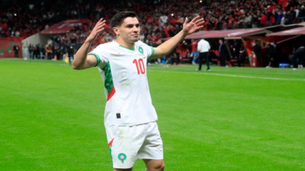 إبراهيم دياز يجبر مشجعا على خلع قميص برشلونة قبل منحه قميص منتخب المغرب إبراهيم دياز يجبر مشجعا على خلع قميص برشلونة قبل منحه قميص منتخب المغرب