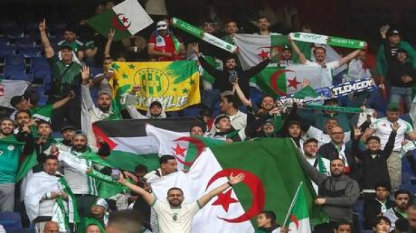 قبل مواجهة الغد اشتباكات عنيفة وتبادل للضرب واللكمات بين جماهير الجزائر والأرجنتين فيديو