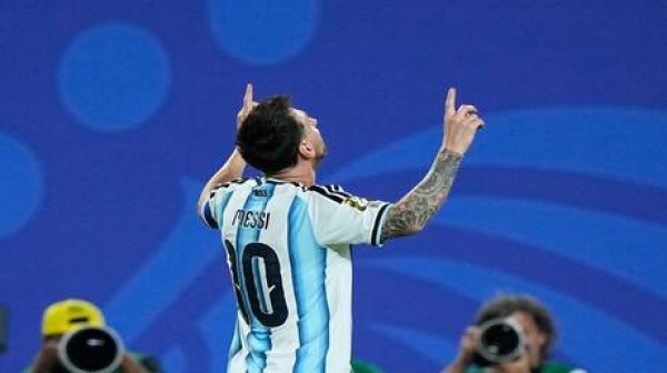 بكاء ميسي في مباراة الجزائر عائلة اللاعب تصدر بيانا رسميا بشأن مرض والده