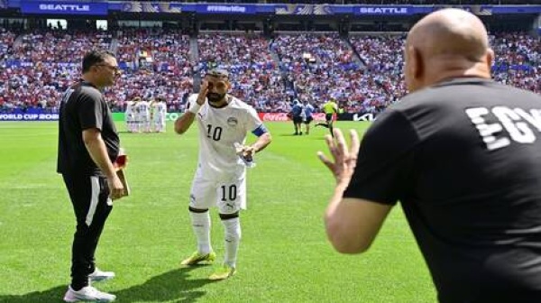 الاتحاد المصري لكرة القدم ينشر صورة لصلاح وحسام حسن مع تعليق مقتضب الاتحاد المصري لكرة القدم ينشر صورة لصلاح وحسام حسن مع تعليق مقتضب