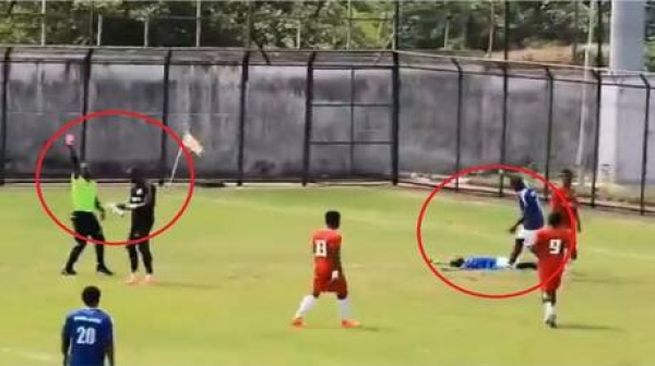 بعد إعادة ركلة جزاء 3 مرات متتالية لاعب ينجو من تدخل عنيف لحارس مرمى فيديو بعد إعادة ركلة جزاء 3 مرات متتالية لاعب ينجو من تدخل عنيف لحارس مرمى فيديو