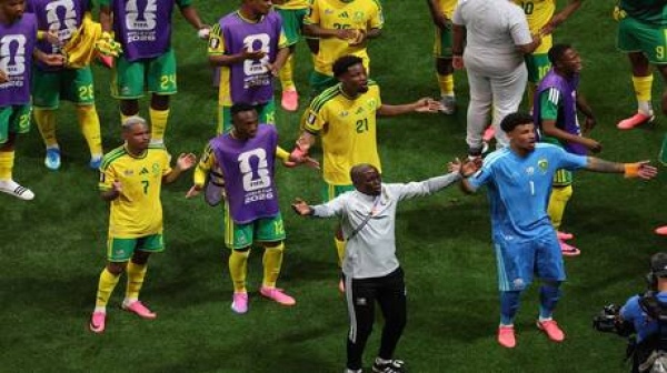 شاهد لاعبو منتخب جنوب إفريقيا يتلقون هدايا فاخرة شاهد لاعبو منتخب جنوب إفريقيا يتلقون هدايا فاخرة