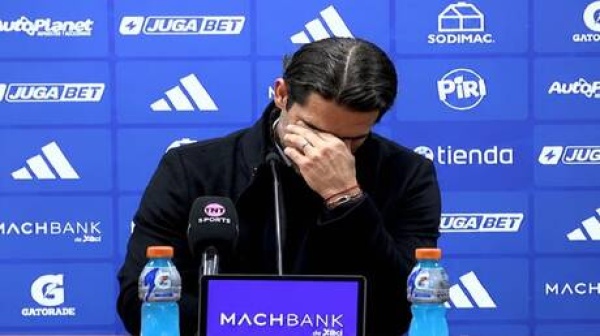 نجم ريال مدريد السابق يتعرض لنوبة قلبية أثناء المؤتمر الصحفي فيديو