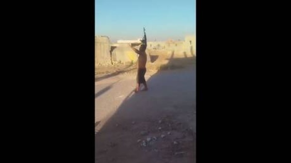 سوريا مسلح يطلق النار على عناصر الأمن فيديو سوريا مسلح يطلق النار على عناصر الأمن فيديو