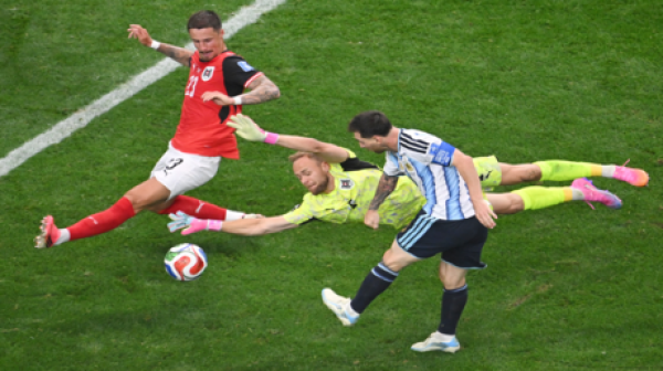 ميسي يقود الأرجنتين للفوز على النمسا والتأهل لدور الـ32 في كأس العالم ميسي يقود الأرجنتين للفوز على النمسا والتأهل لدور الـ32 في كأس العالم