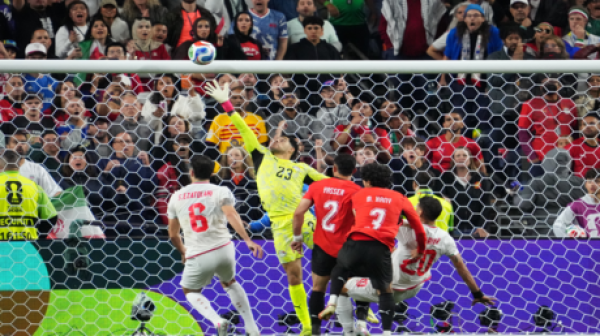 أبو تريكة يفاجئ مصطفى شوبير على الهواء بعد مباراة مصر وإيران