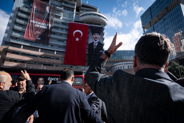 توتر متصاعد في حزب chp إخلاء مكاتب وإحالات تأديبية تشعل الخلاف