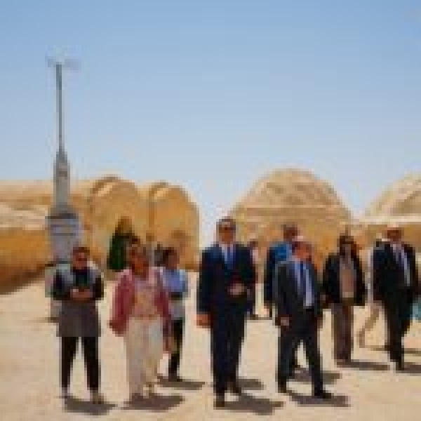 وزير السياحة وطاقمه يدخل حرب النجوم
