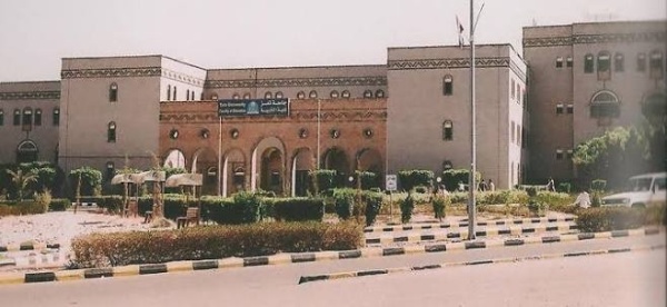 عزوف متزايد عن كلية التربية بجامعة تعز وتوقف التسجيل في تخصصات علمية