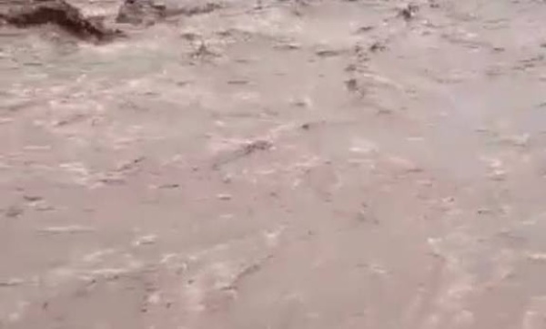 غموض يحيط بمصير فتاتين جرفتهما السيول في عمران