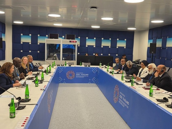 اليمن يبحث مع البنك الدولي دعما عاجلا للنازحين وتسريع مشاريع الكهرباء والزراعة اليمن يبحث مع البنك الدولي دعما عاجلا للنازحين وتسريع مشاريع الكهرباء والزراعة