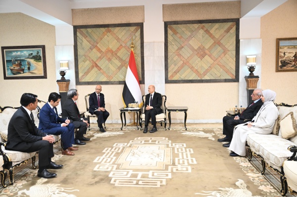 العليمي يتسلم أوراق اعتماد سفراء 8 دول ويدعو لموقف دولي تجاه الحوثيين العليمي يتسلم أوراق اعتماد سفراء 8 دول ويدعو لموقف دولي تجاه الحوثيين