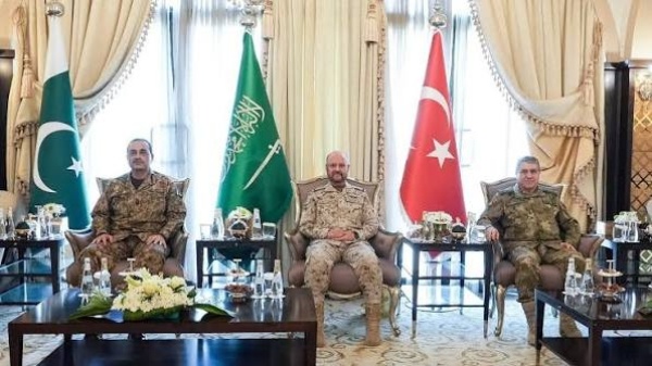السعودية وتركيا وباكستان تبحث في الرياض تفعيل اتفاق مكة للدفاع المشترك السعودية وتركيا وباكستان تبحث في الرياض تفعيل اتفاق مكة للدفاع المشترك