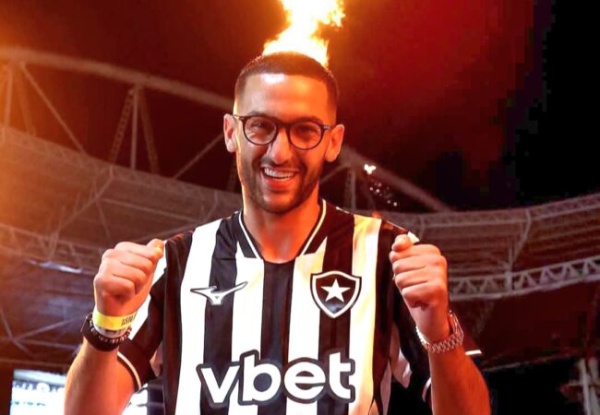 استقبال أسطوري لزياش في بوتافوغو وسط هتافات الجماهير وأعلام المغرب والبرازيل استقبال أسطوري لزياش في بوتافوغو وسط هتافات الجماهير وأعلام المغرب والبرازيل