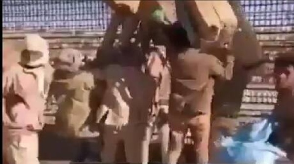 الإعلام العبري يروج لفيديو تهريب صناديق ضخمة قرب حدود مصر الإعلام العبري يروج لفيديو تهريب صناديق ضخمة قرب حدود مصر