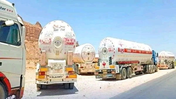 عدن على موعد مع أزمة وقود محتملة بعد توقف إمدادات النفط القادمة من مأرب عدن على موعد مع أزمة وقود محتملة بعد توقف إمدادات النفط القادمة من مأرب