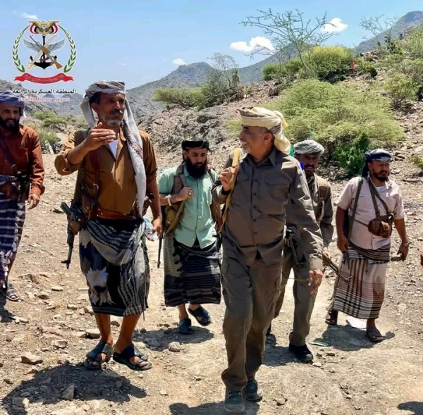 الفريق محمود الصبيحي واللواء حمدي شكري يتفقدان الخطوط الأمامية لجبهات الصبيحة الفريق محمود الصبيحي واللواء حمدي شكري يتفقدان الخطوط الأمامية لجبهات الصبيحة