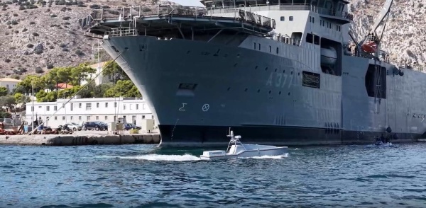 البحرية اليونانية تختبر سفينة corsair usv التابعة لشركة saronic قبل طلب كبير