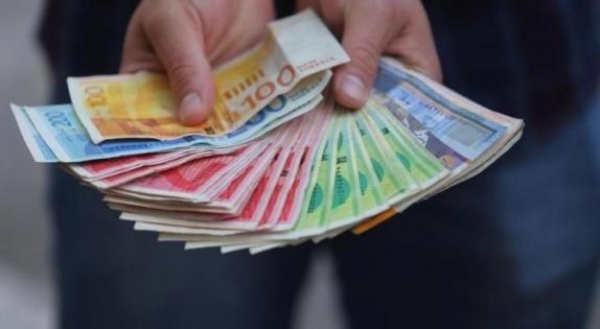 العملات مقابل الشيكل الدولار 2 98 الدينار 4 21 اليورو 3 39