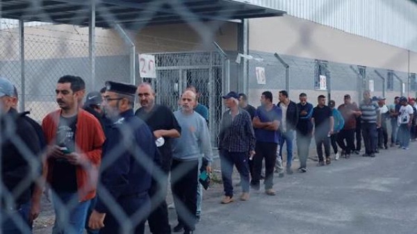 بوادر أمل بعودة العمال الفلسطينيين إلى الداخل بعد تجميد استقدام الأجانب بوادر أمل بعودة العمال الفلسطينيين إلى الداخل بعد تجميد استقدام الأجانب