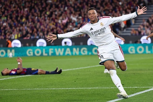 ريال مدريد يفوز على برشلونة بثنائية في الدوري الاسباني