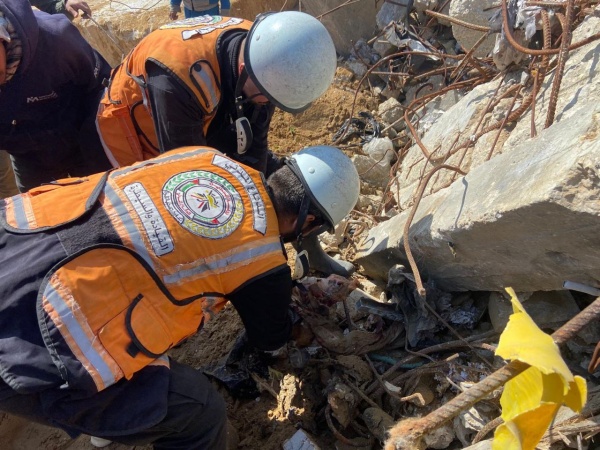 civil defense recovers the remains of 17 martyrs from under the rubble of destroyed homes in gaza