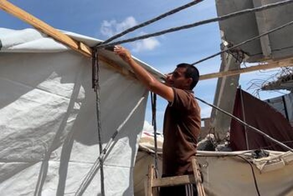 gaza without safe shelter families resort to flour sacks and scrap metal from rubble to protect themselves from the cold and floods