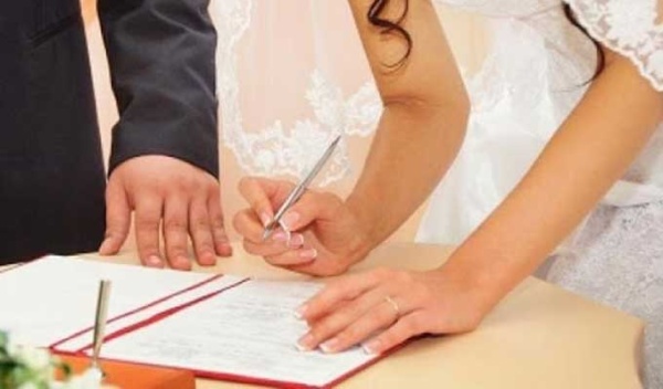 غير اسم زوجته السجن لشاب دلس عقد زواجه للدخول الى فندق مع ابنة عمه