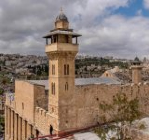 العدو يغلق المسجد الإبراهيمي في الخليل أمام المصلين بحجة الأعياد اليهودية