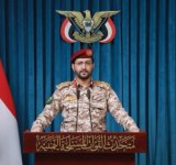 هجوم واسع بالصواريخ والمسيرات على قاعدة الملك خالد بخميس مشيط ووعيد يمني بتصعيد العمليات