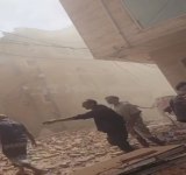 إصابة 6 مواطنين بقصف للعدو السعودي استهدف منزلا في صنعاء إصابة 6 مواطنين بقصف للعدو السعودي استهدف منزلا في صنعاء