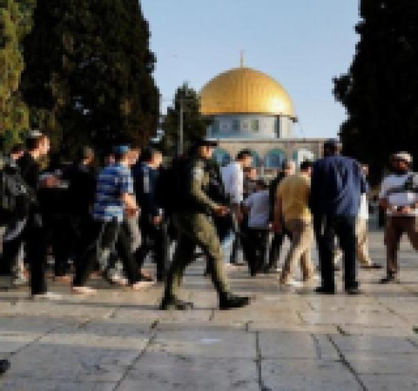 تحت حماية شرطة العدو عشرات المغتصبين الصهاينة يقتحمون الأقصى ويؤدون طقوسا تلمودية تحت حماية شرطة العدو عشرات المغتصبين الصهاينة يقتحمون الأقصى ويؤدون طقوسا تلمودية