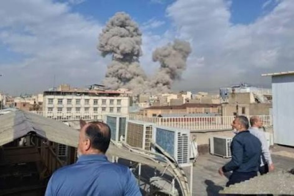 ضربات أميركية واسعة تستهدف عشرات المواقع في إيران ضربات أميركية واسعة تستهدف عشرات المواقع في إيران