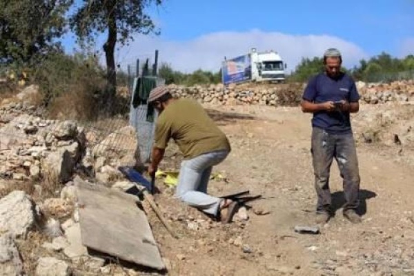 مستوطنون يهاجمون منزلا في المغير ومواجهات وإطلاق نار شرق القرية