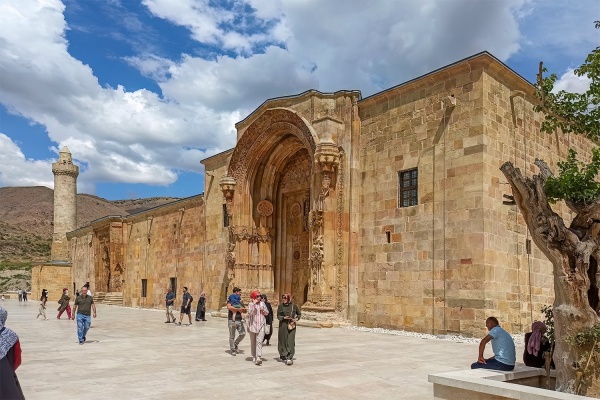 جامع ومستشفى ديفريغي الكبير تحفة معمارية تركية أبهرت العالم جامع ومستشفى ديفريغي الكبير تحفة معمارية تركية أبهرت العالم