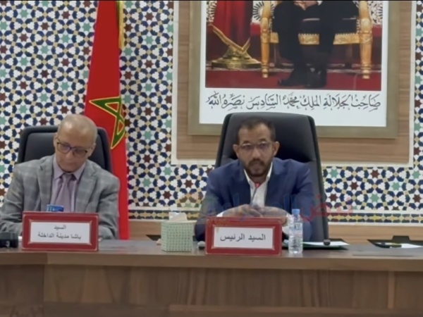 رئيس جماعة الداخلة يلتقي ببعض سماسرة بقع الهناء وملاك العقارات يتساءلون لماذا تم إقصاء المعنيين بالأزمة