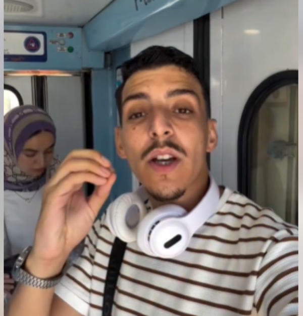 معاناة المسافرين داخل قطارات ربيع لخليع شاب يروي ما عاشه من اختناق داخل القطار معاناة المسافرين داخل قطارات ربيع لخليع شاب يروي ما عاشه من اختناق داخل القطار