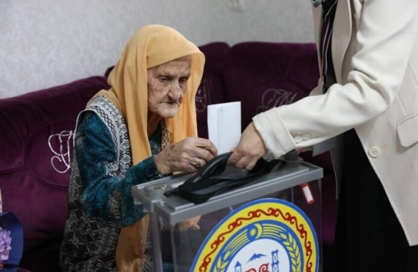 بحضور ممثلي لجنة الانتخابات وأطباء أكبر معمرة في الشيشان تصوت من منزلها بحضور ممثلي لجنة الانتخابات وأطباء أكبر معمرة في الشيشان تصوت من منزلها
