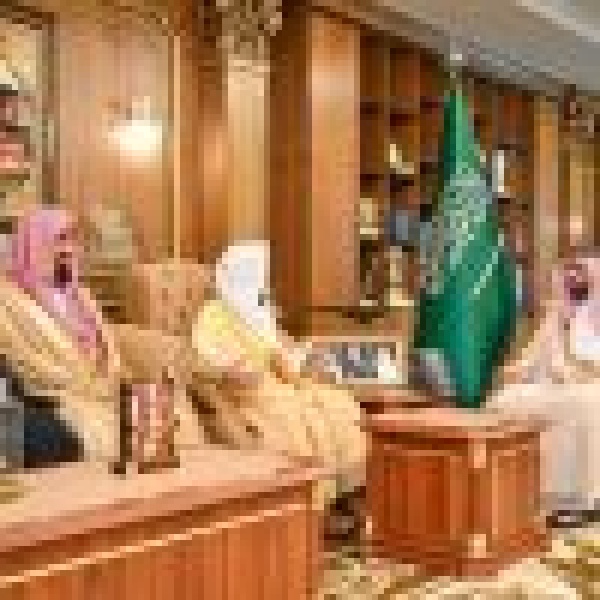 استعرض الخدمات القضائية الم قد مة للمستفيدين أمير جازان يستقبل رئيس المحكمة الجزائية بالمنطقة