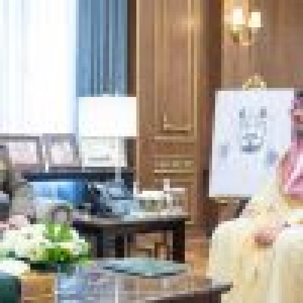 تسل م تقريره السنوي لعام 2025م أمير الحدود الشمالية يستقبل مدير الدفاع المدني بالمنطقة