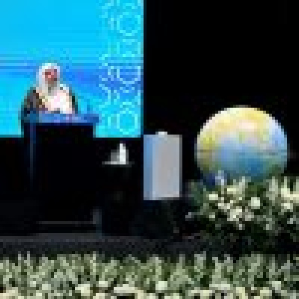 العيسى يؤكد أهمية تمكين الشباب لمواجهة التحديات الأخلاقية للتقنية الحديثة العيسى يؤكد أهمية تمكين الشباب لمواجهة التحديات الأخلاقية للتقنية الحديثة