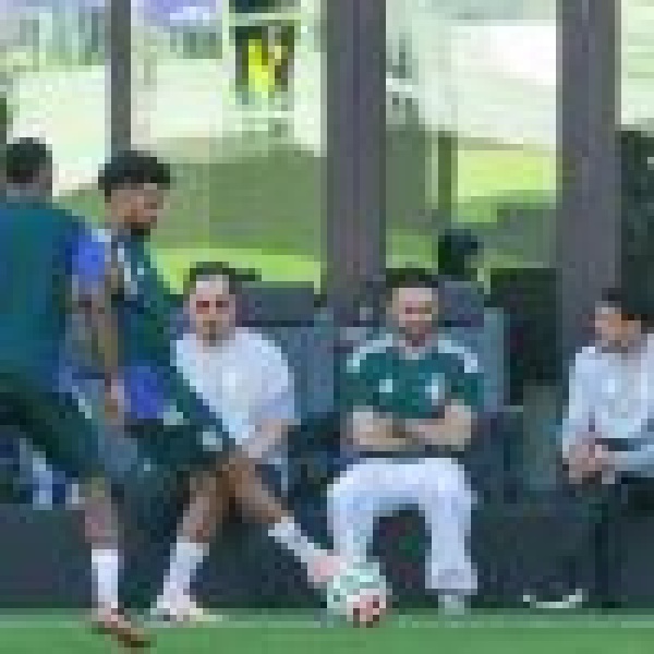 وزير الرياضة يشهد المران الأخير لـ الأخضر قبل افتتاح مشواره بكأس العالم أمام الأوروغواي وزير الرياضة يشهد المران الأخير لـ الأخضر قبل افتتاح مشواره بكأس العالم أمام الأوروغواي