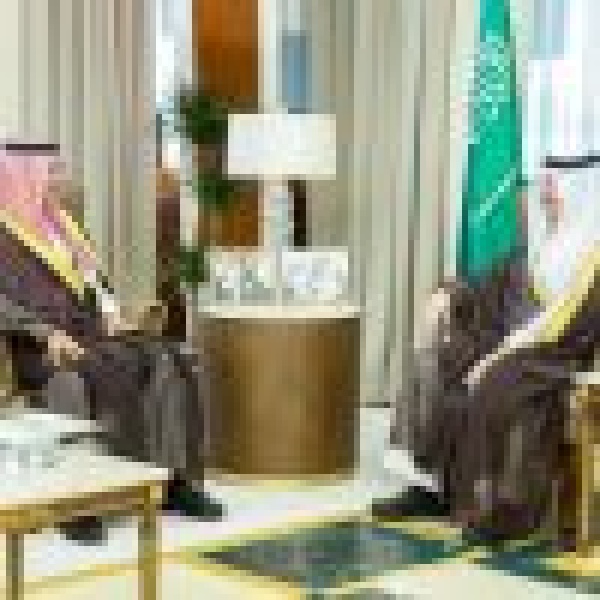 استعرض خدماته المقدمة للمواطنين والمقيمين أمير الشرقية يستقبل المدير العام لفرع وزارة الخارجية في المنطقة