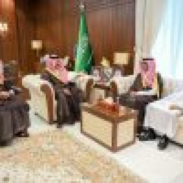 اطلع على خططها لتنمية الاستثمارات أمير حائل يستقبل الرئيس التنفيذي لهيئة تطوير المنطقة وعدد ا من رجال الأعمال