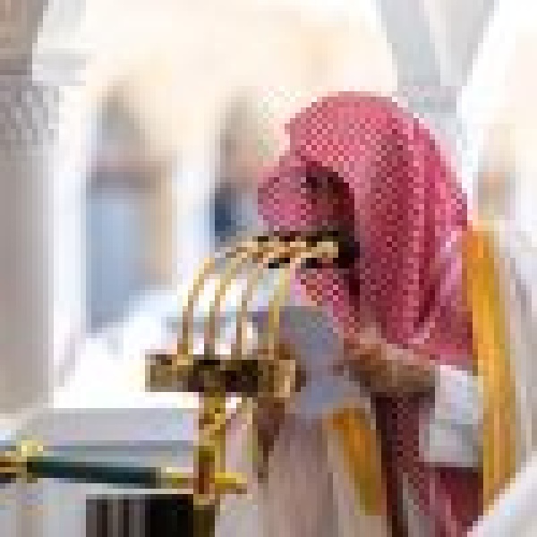 خطبتا الجمعة بالحرمين أعظم الناس ضلال ا وخسران ا م ن تعلق قلبه بغير الله وأحب البقاع إلى الله مساجدها
