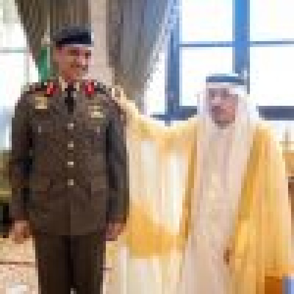 أمير الرياض يقلد قائد القوة الخاصة بأمن قصر الحكم ومساعده بالمنطقة رتبتيهما الجديدتين