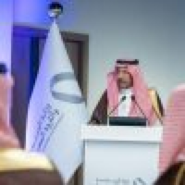 الخريف يرعى حفل اختتام برنامج قمم لتطوير القيادات الواعدة الخريف يرعى حفل اختتام برنامج قمم لتطوير القيادات الواعدة