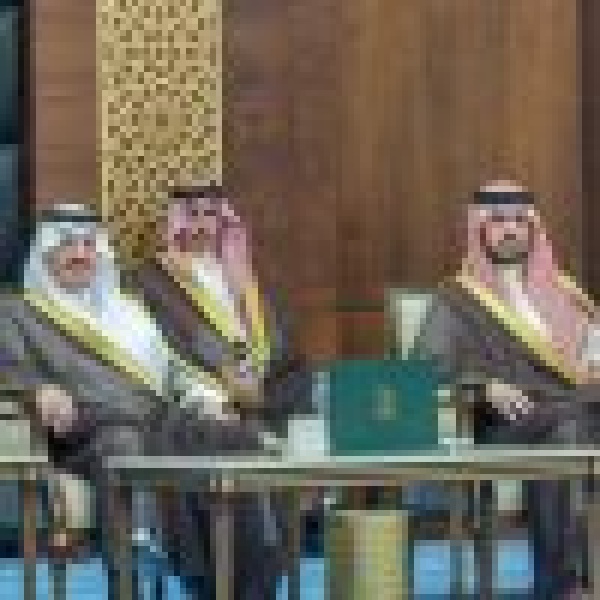 بمقر الإمارة وبحضور سمو نائبه أمير الشرقية يستقبل منسوبي هيئة تطوير المنطقة